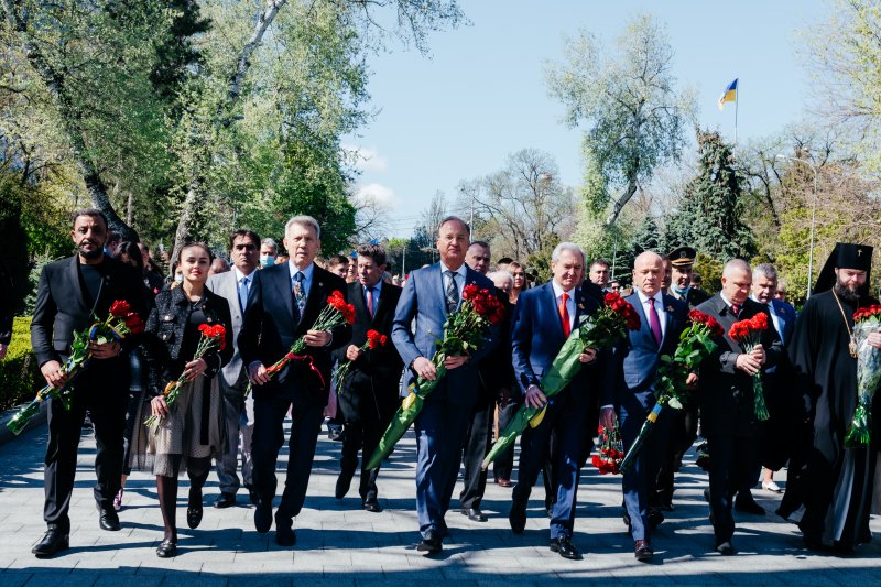 В День Победы одесситы чествовали ветеранов и возлагали цветы к воинским мемориалам