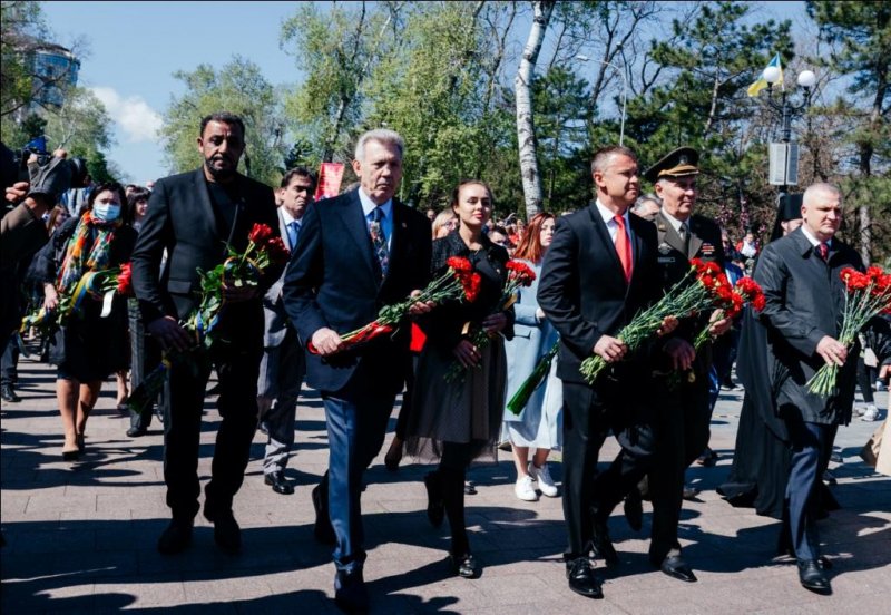 В День Победы одесситы чествовали ветеранов и возлагали цветы к воинским мемориалам