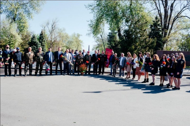 В День Победы одесситы чествовали ветеранов и возлагали цветы к воинским мемориалам