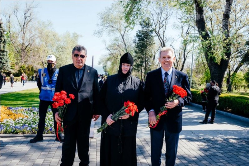 В День Победы одесситы чествовали ветеранов и возлагали цветы к воинским мемориалам