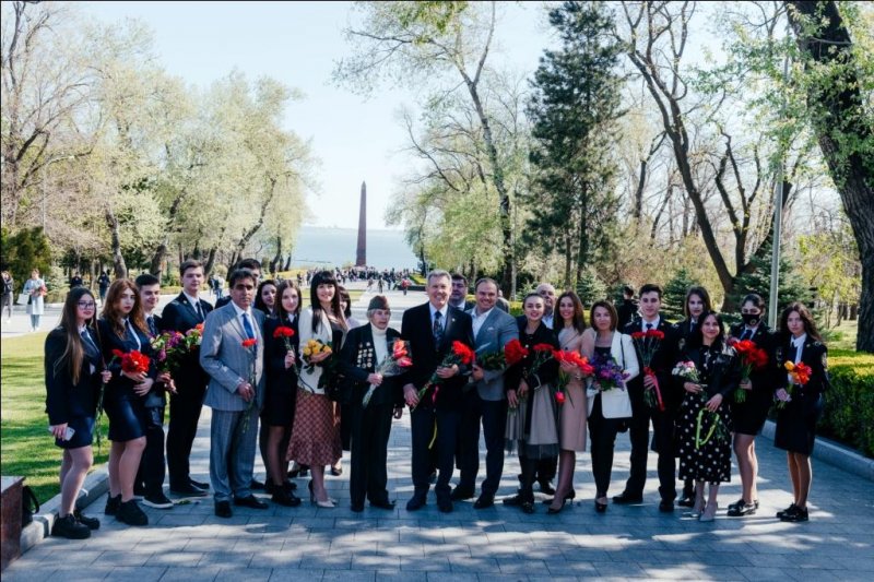 В День Победы одесситы чествовали ветеранов и возлагали цветы к воинским мемориалам