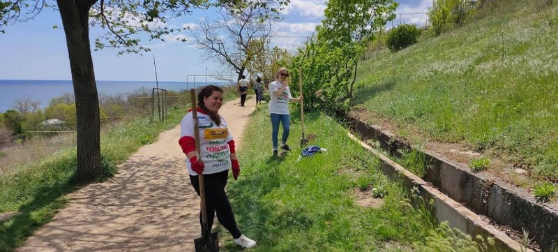 Одесситы высадили 40 деревьев над Трассой здоровья