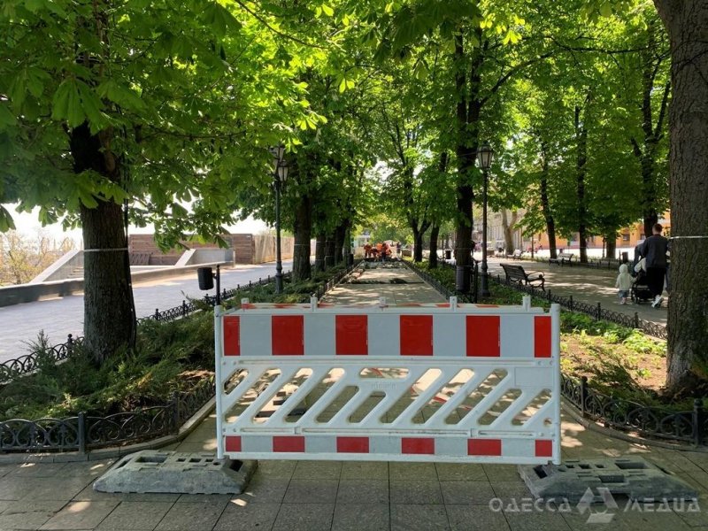 На Приморском бульваре начались работы по капремонту пешеходной части (фото, видео)
