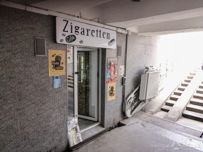 И даже не скрываясь: возле одесского ЖД вокзала продолжают продавать контрабандные сигареты с соответствующей вывеской
