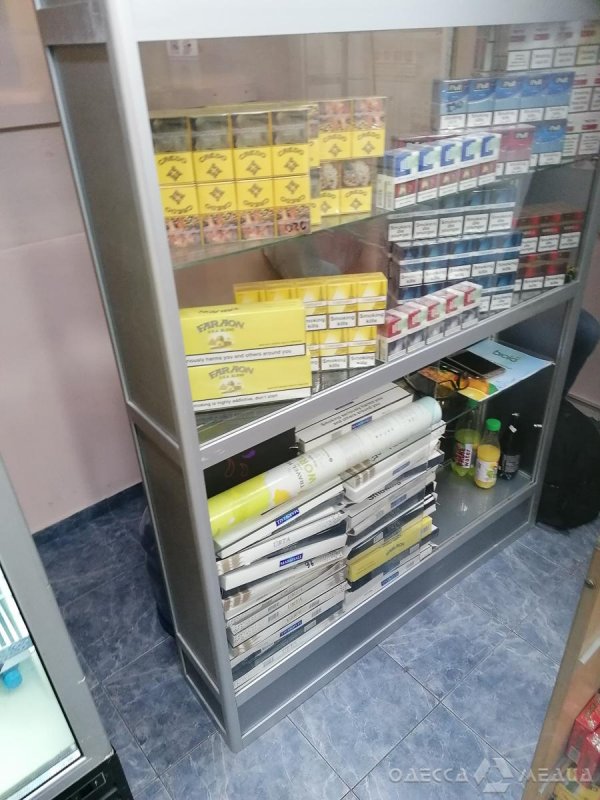 И даже не скрываясь: возле одесского ЖД вокзала продолжают продавать контрабандные сигареты с соответствующей вывеской