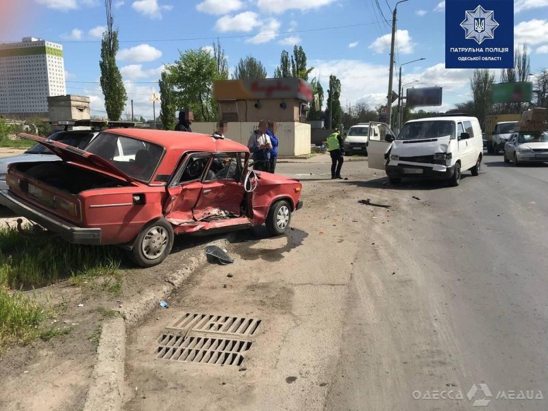 На Николаевской дороге водитель «ВАЗ-2106» не заметил иномарку и отправился в больницу (фото)
