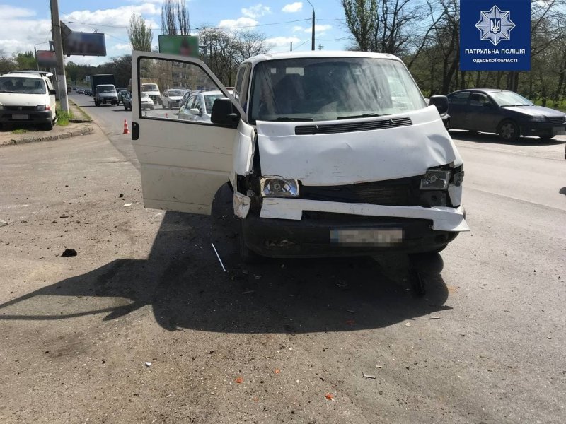 На Николаевской дороге водитель «ВАЗ-2106» не заметил иномарку и отправился в больницу (фото)