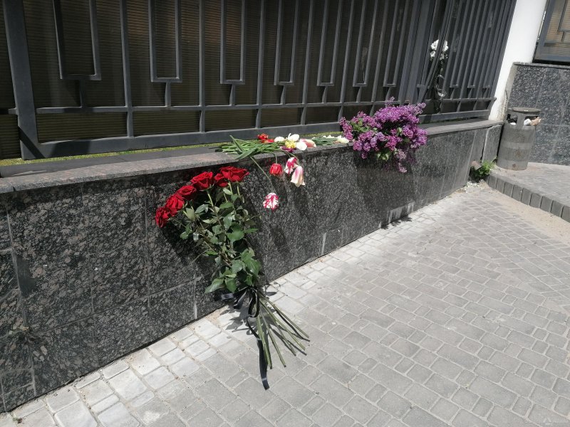 Трагедия в Казани: к российскому консульству в Одессе начали нести цветы (фоторепортаж)
