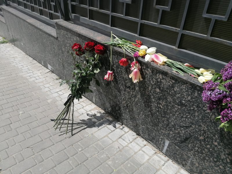 Трагедия в Казани: к российскому консульству в Одессе начали нести цветы (фоторепортаж)