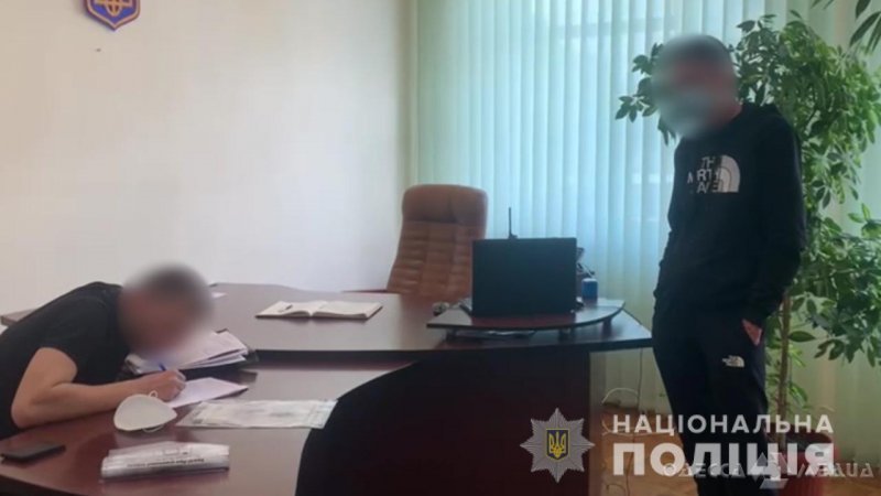 Житель Одесской области пытался за 1000 долларов договориться с полицейским о закрытии уголовного производства (фото)