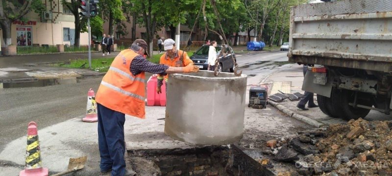 Вниманию участников дорожного движения: на дорогах Одессы чистят и ремонтируют ливневки (адреса, фото)