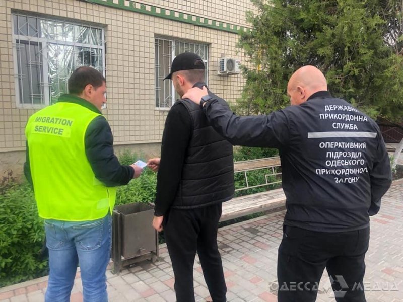 В Одесской области поймали 8 нелегалов из Узбекистана и Таджикистана (фоторепортаж)