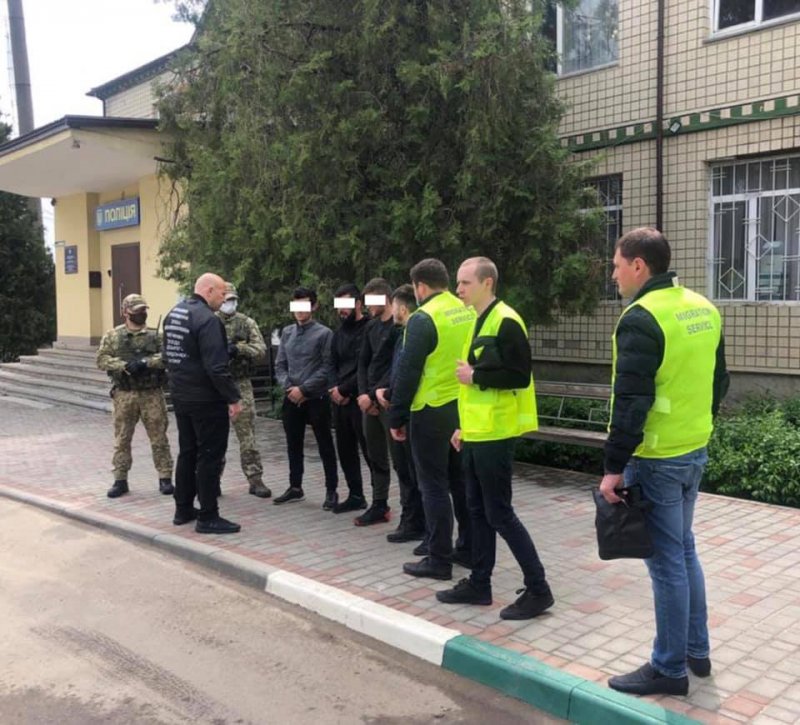 В Одесской области поймали 8 нелегалов из Узбекистана и Таджикистана (фоторепортаж)