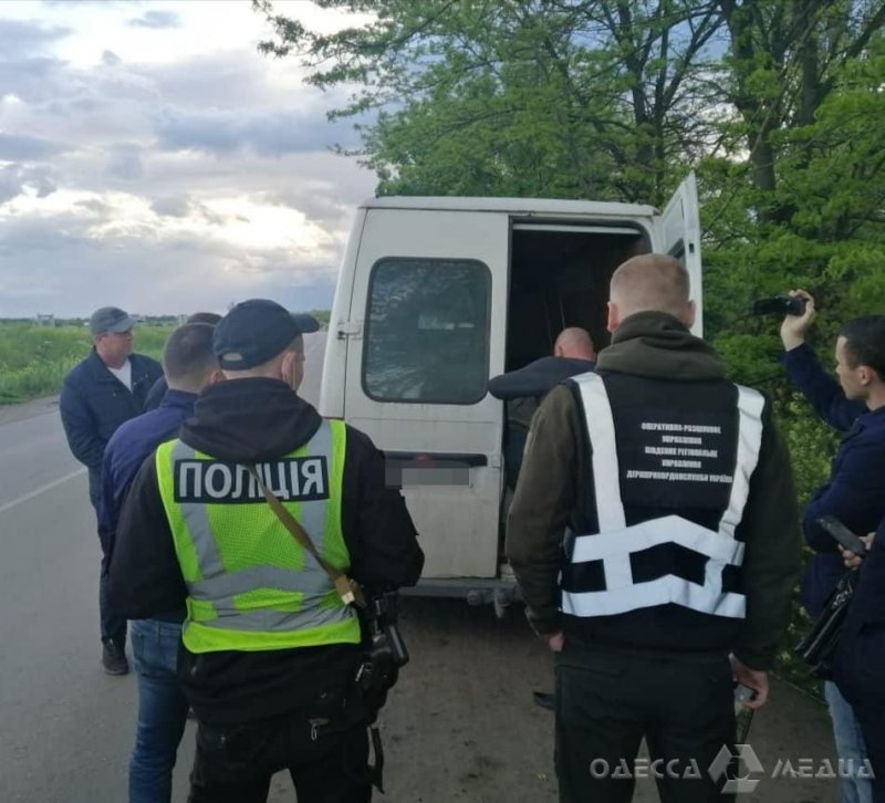 Более 1000 литров «левого» спирта обнаружили в авто на границе в Одесской области (фото)