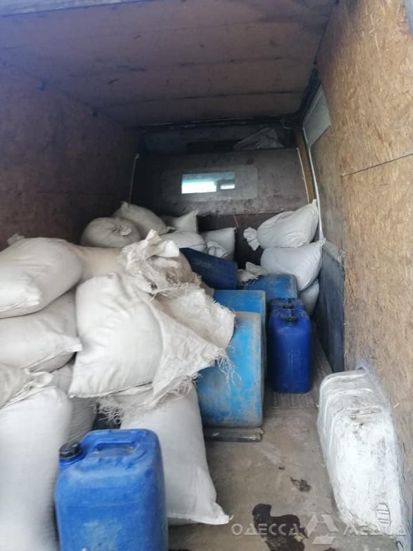 Более 1000 литров «левого» спирта обнаружили в авто на границе в Одесской области (фото)
