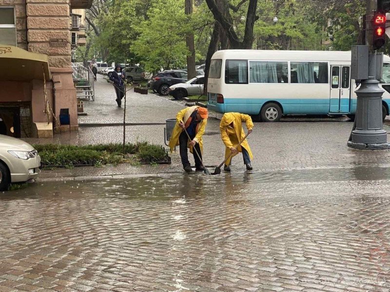 В пятницу, 21 мая, на одесских дорогах будут чистить дождеприемные колодцы (фото, адреса)