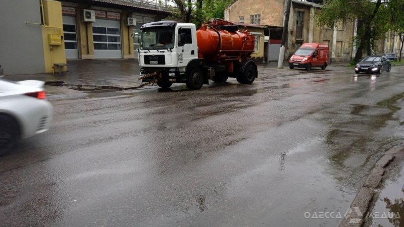В пятницу, 21 мая, на одесских дорогах будут чистить дождеприемные колодцы (фото, адреса)
