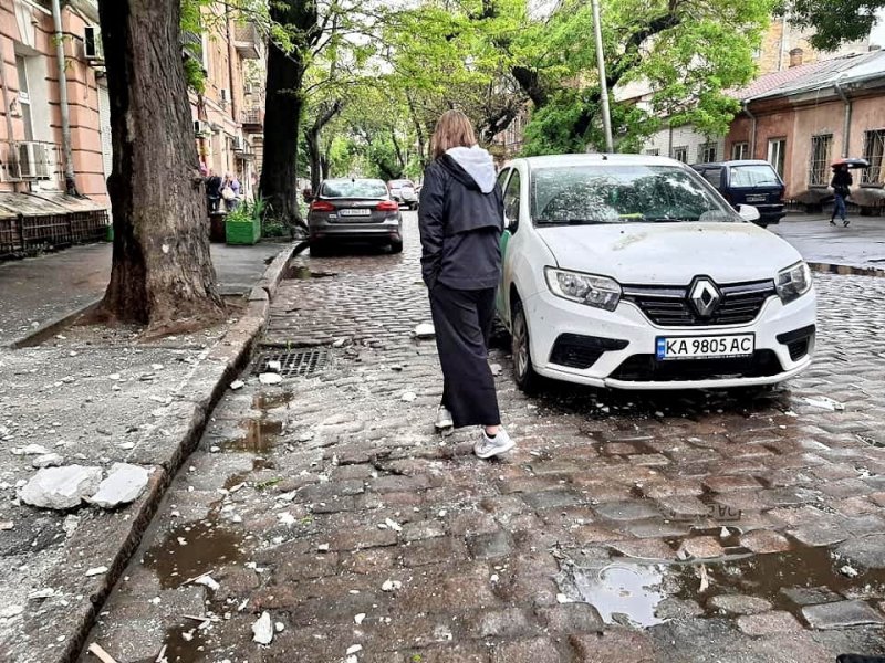 В центре Одессы тротуар засыпало камнями с крыши