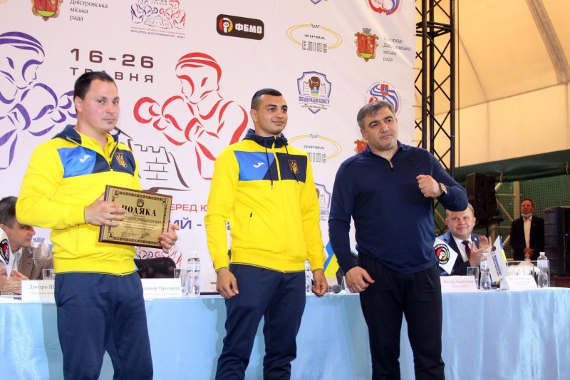 Подарками осыпали боксёра-чемпиона из Белгород-Днестровского района