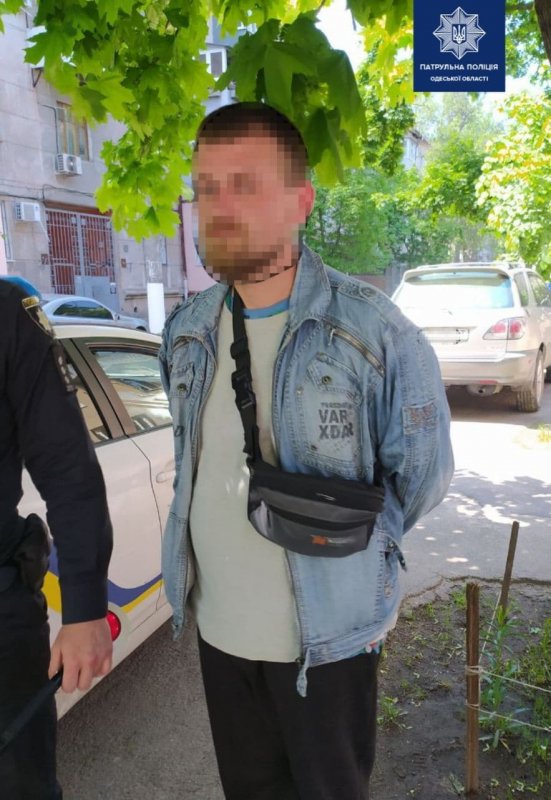 Патрульные полицейские задержали в центре Одессы вероятного «закладчика» с амфетамином (фото)