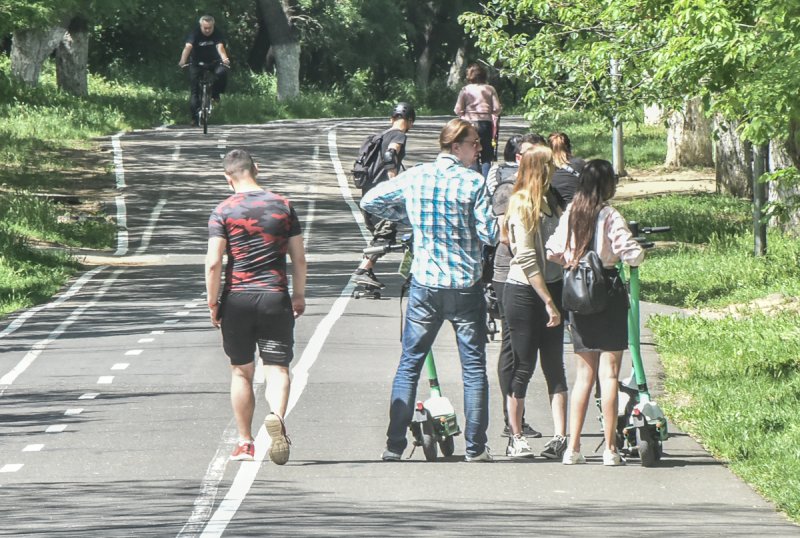 Запрет электросамокатов на Трассе здоровья пока что не работает: гоняют, как и прежде (фоторепортаж)