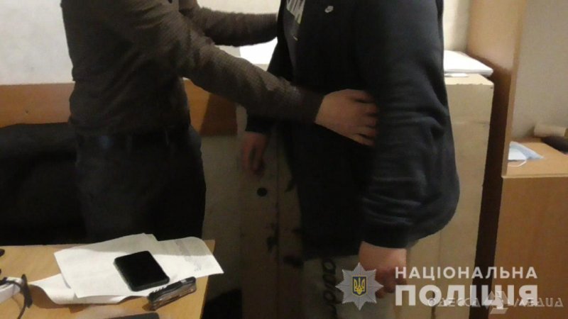 В Одессе трое злоумышленников затолкали мужчину в автомобиль, избили и ограбили (фото)