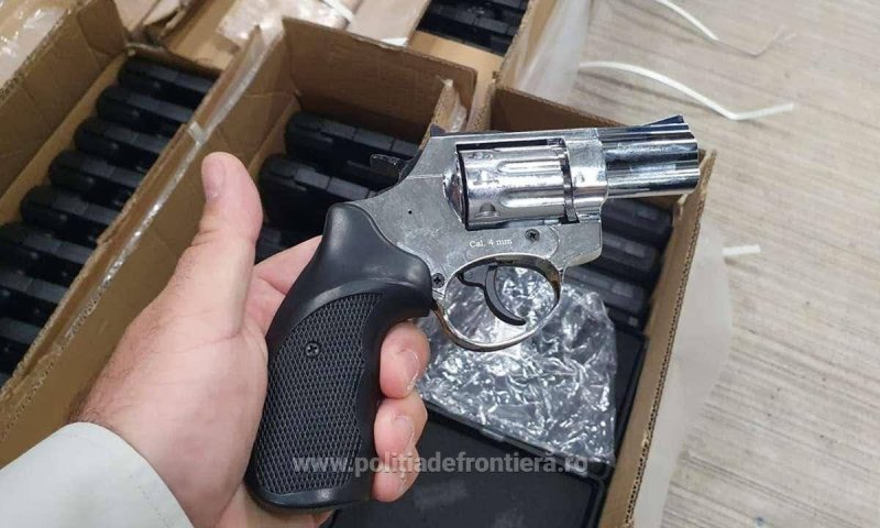 На границе с Одесской областью обнаружили 2850 револьверов в фуре с продуктами