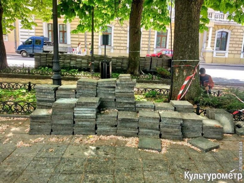 Приморский бульвар перекрыли из-за реконструкции (фото)