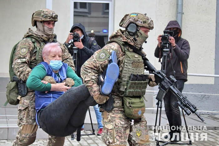 Одесские школьники учились спасать себя во время вооруженного нападения