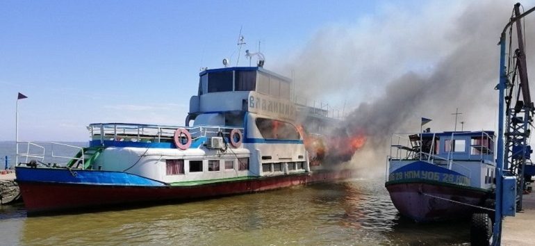 В Одесской области на причале загорелся пассажирский теплоход