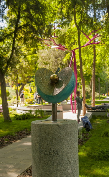 Греческий парк в центре Одессы пополнился новыми скульптурами (фото)