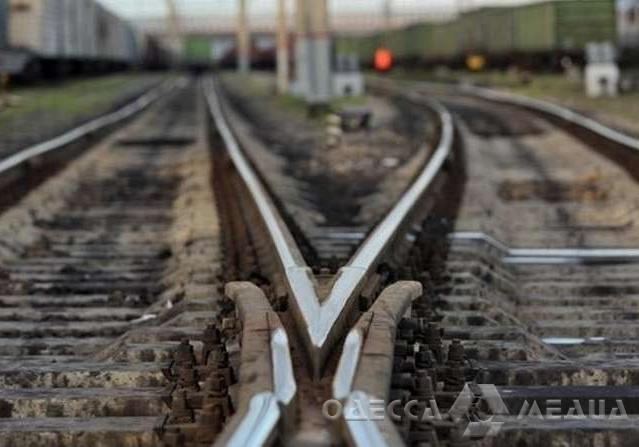 Поезда могли сойти с рельсов: житель Одесской области разбирал ж/д полотно (фото)