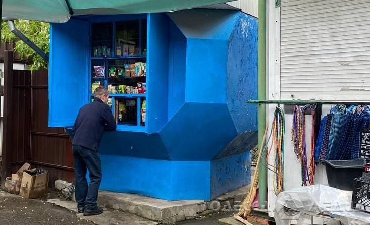 В Южном продают контрабандные сигареты, прикрываясь продуктовым ларьком