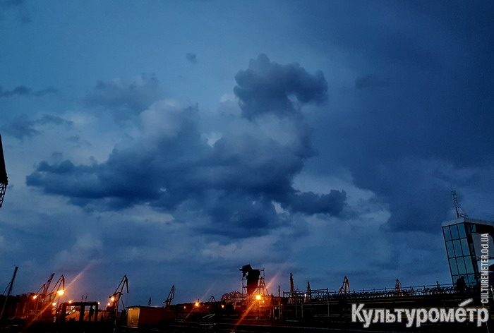 В небе над Одессой сфотографировали облако в форме дракона (фото)