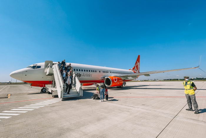 Первый самолет приземлился на новом перроне одесского аэропорта
