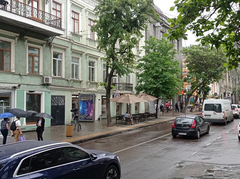 В Одессе требуют очистить Екатерининскую от рекламы и иллюминации