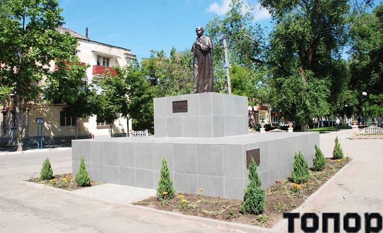 В Болграде взяли шефство над памятником Шевченко