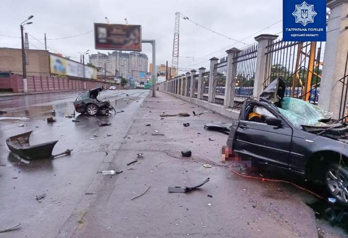В Одессе BMW разорвало на две части от удара об столб