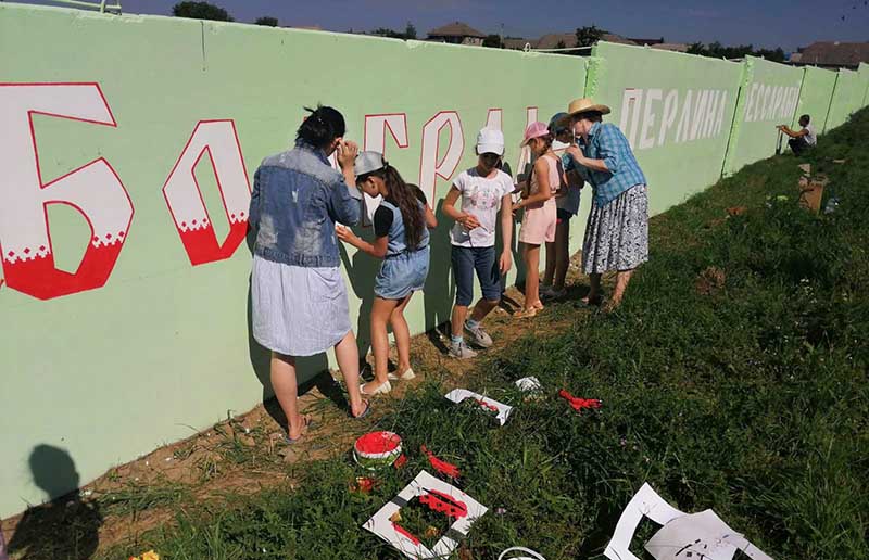 В Болграде невзрачный забор превращают в часть праздника
