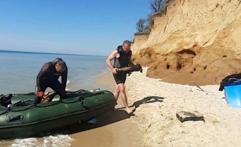 Возле курорта Лебедевка обнаружили затонувшее судно с боеприпасами