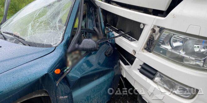 Фура врезалась в припаркованную легковушку: на трассе Одесса - Киев - смертельное ДТП (фото)