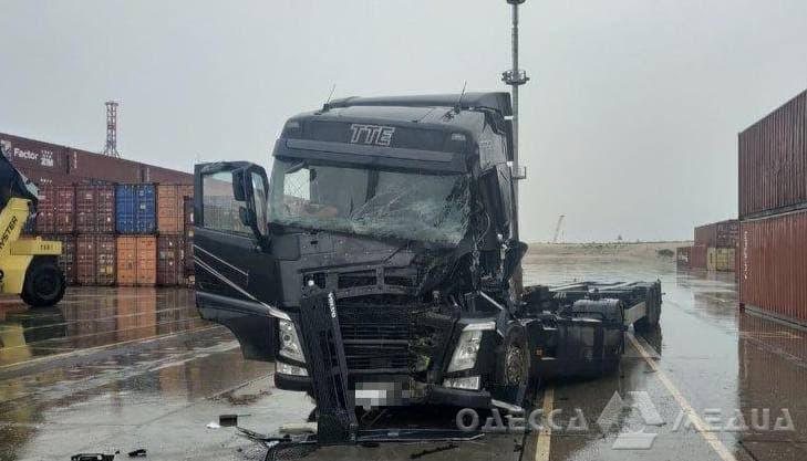 В Одесском порту столкнулись погрузчик и грузовик: есть пострадавший (фото)