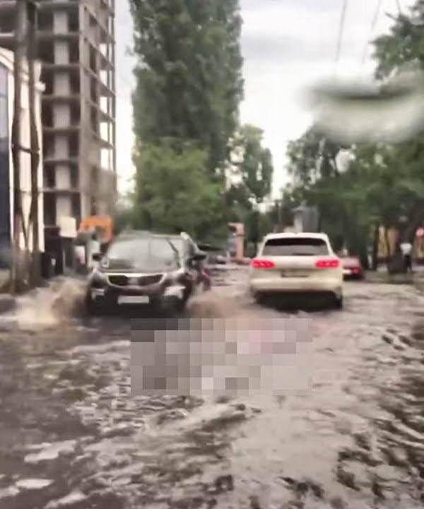 В Одессе ливень затопил несколько улиц (фото, видео)