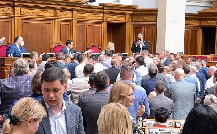 Кива vs Тищенко: в украинском парламенте подрались народные депутаты (видео)