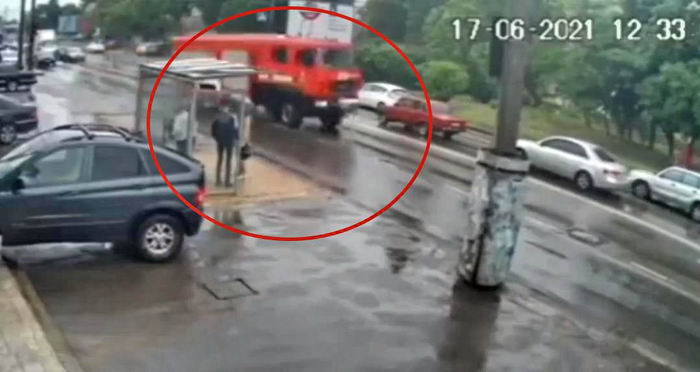 Одесская пожарная машина “дрифтовала” на перекрестке (видео)