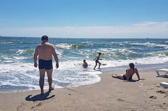 Несмотря на предупреждения на одесских пляжах все равно купаются (фото)
