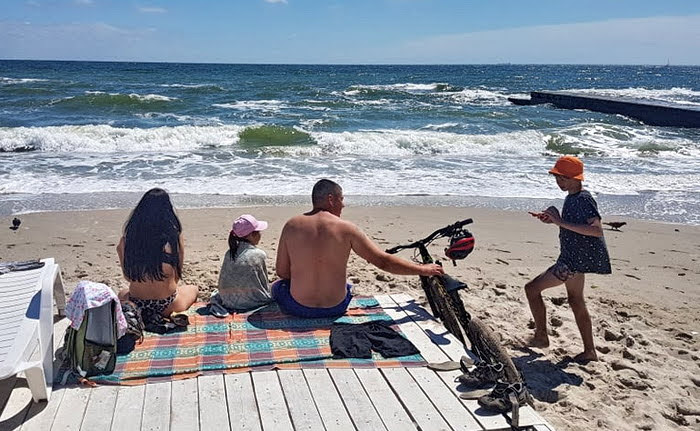 Несмотря на предупреждения на одесских пляжах все равно купаются (фото)