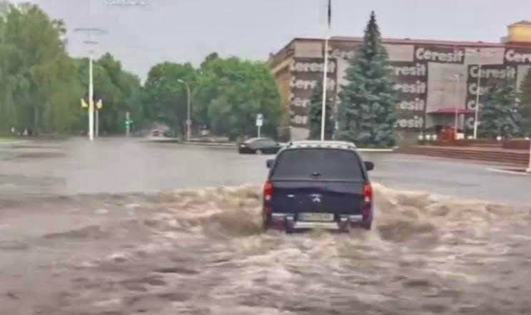 Измаил затопило ливнем – некоторые купаются на улицах-реках (видео)