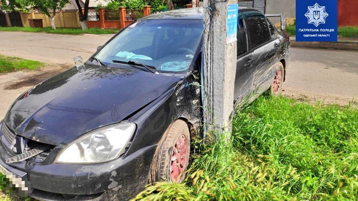 На Слободке Mitsubishi занесло в столб – пострадали двое детей