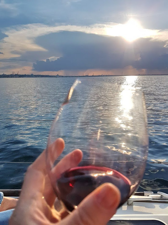 Яхта, закат и красное вино – в Одессе устраивают морские дегустации